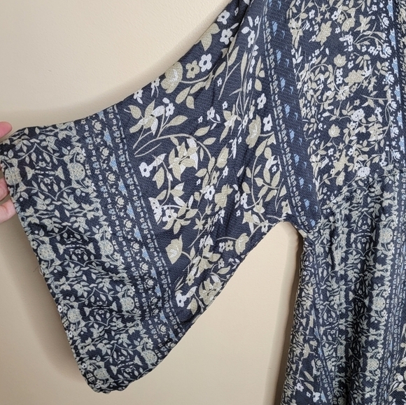 Lovestitch | Gray Floral V-neck 3/4 Sleeve Relaxed Tie Front Tunic Size Small - Picture 3 of 8